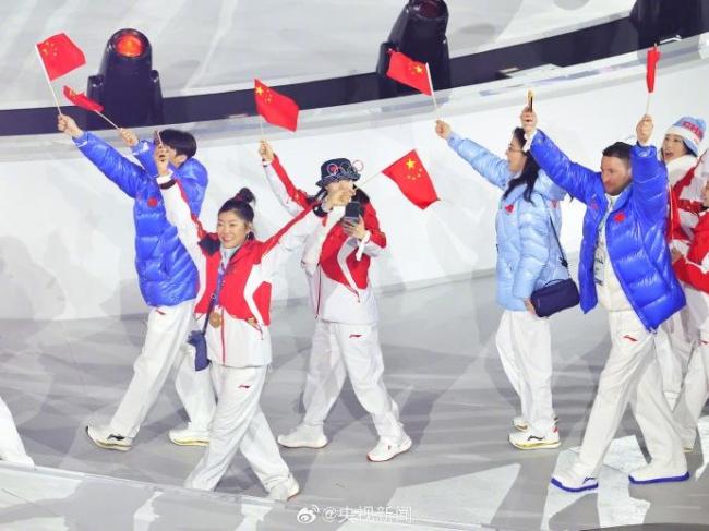 中国红闪耀米兰冬奥闭幕式
