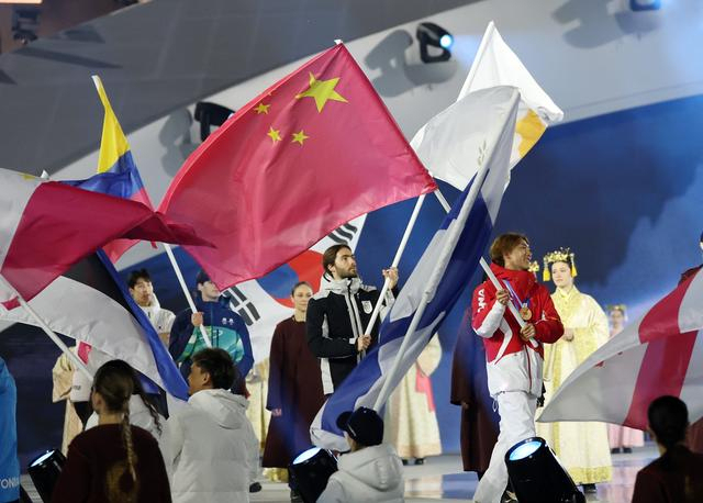 苏翊鸣手持五星红旗亮相闭幕式 中国代表团荣耀入场