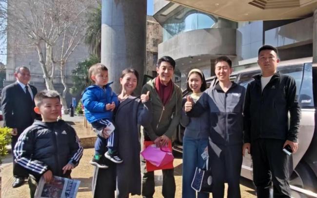 撒贝宁与妻儿回武汉住旅店 家庭琐事背后的温馨时光