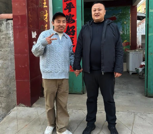 志胜跟大哥十指紧扣！志胜过年回一次老家换来了无数张合影