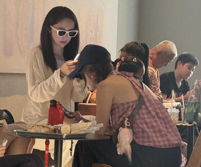 网友三亚偶遇董璇母女