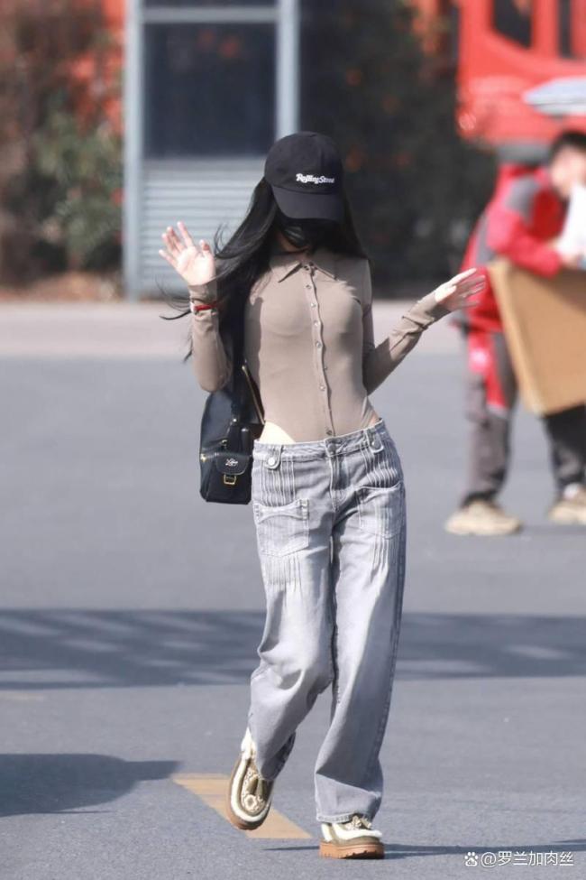 虞书欣辣妹连体衣 展现自信魔力