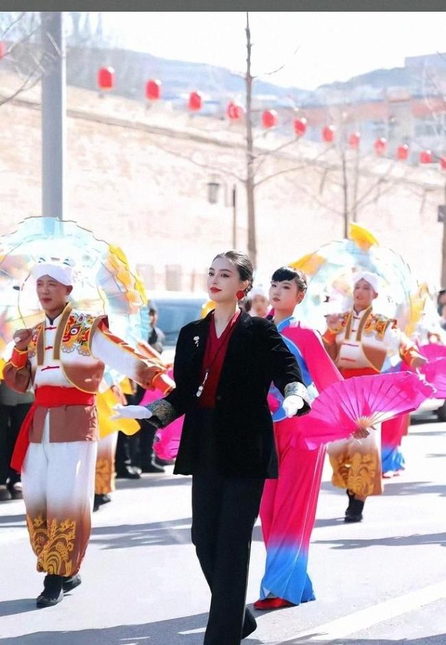 米脂秧歌队女指挥火了 美貌与专业并存