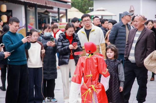 春节假期全国多地机器人表演 科技年味十足