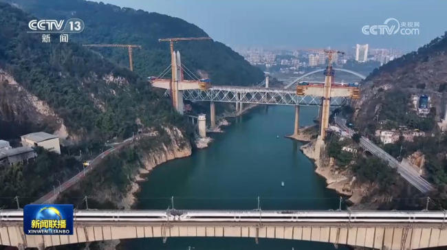 【新思想引领新征程】跃马扬鞭开新局 实干奋斗向未来