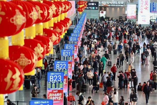 车站千人排队打车 有人靠蹭车回市区 春运潮汐客流困境凸显