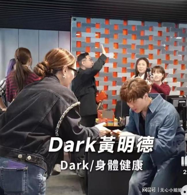 霍汶希开工派利是超吵杂!杨受成切烧猪点醒狮开yun体育网,谢霆锋成最大财神 职工和蔼贺年领红包