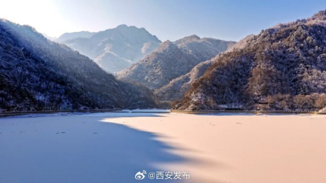 西安翠华山雪后化作水墨长卷