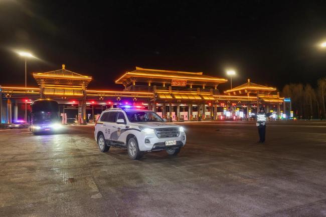 冰城公安为滞留车辆护航