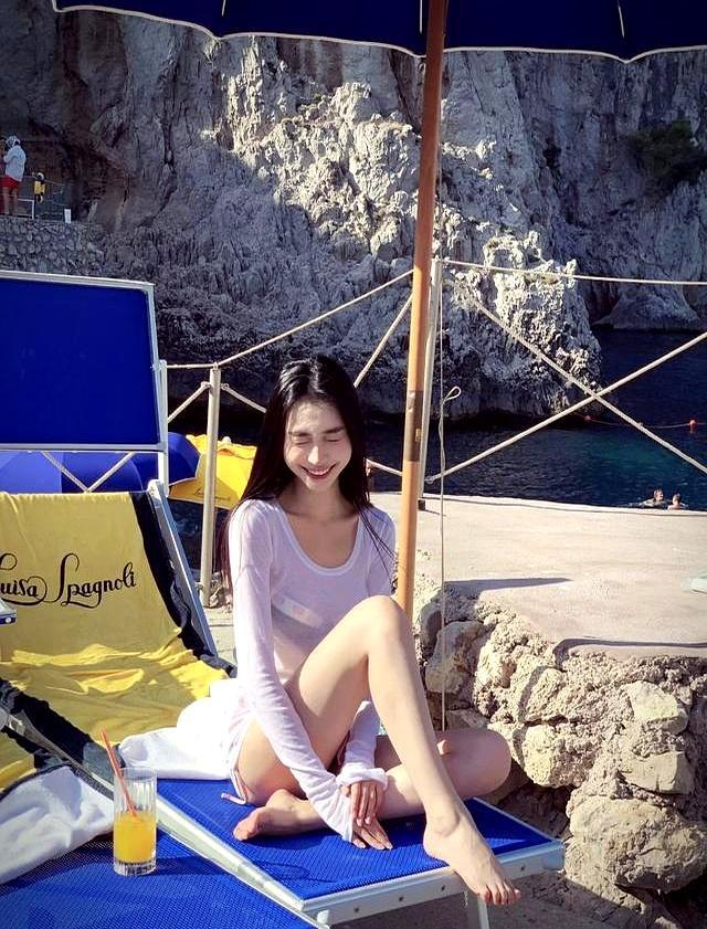 易梦玲晒比基尼照 顶级视觉资产展示