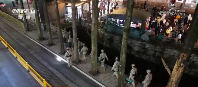 武警战士成为春节“最温暖风景线” 坚守岗位护平安