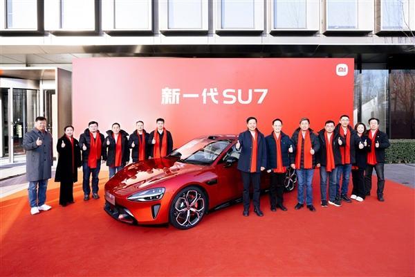 雷军称新一代SU7是DreamCar 赤霞红亮相