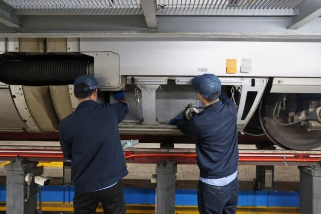 女子不慎将金手链冲进便池 铁路职工徒手找回