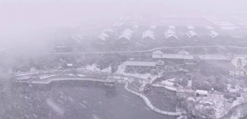美！雪落西安的穿越感