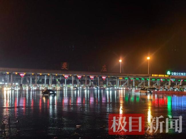 司机高速免费最后1秒上演“压哨绝杀” 返程高峰车辆抢时通过