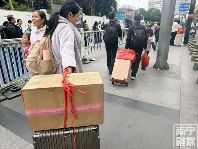 返程行囊里装下的不只是特产 更是亲情与乡愁