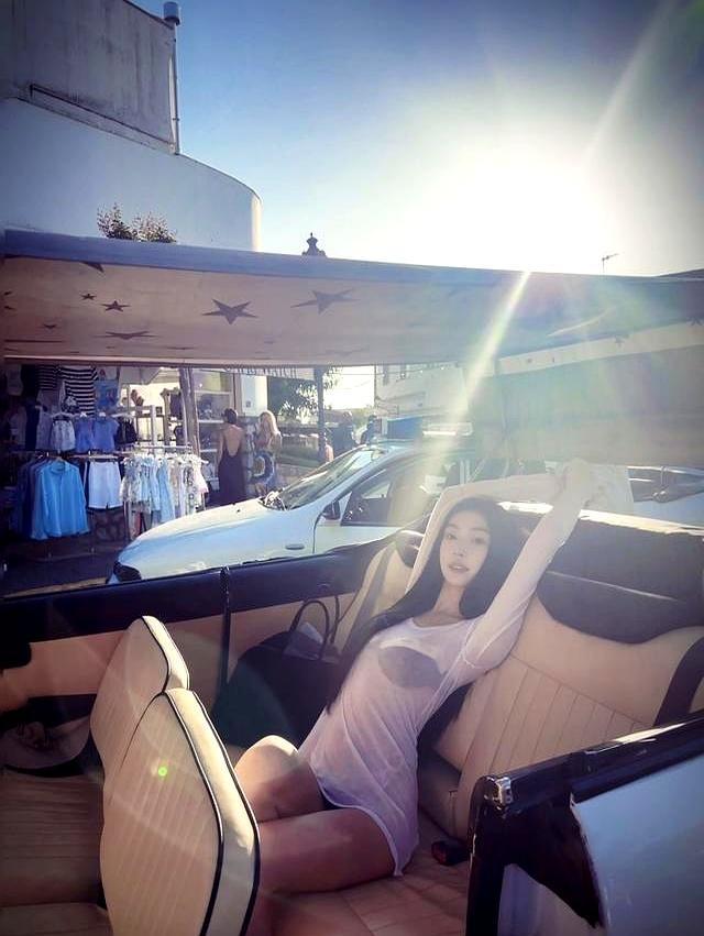 易梦玲晒比基尼照 顶级视觉资产展示