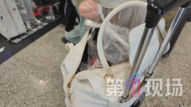 老婆返程行李箱装满姆妈的爱 家的滋味随行