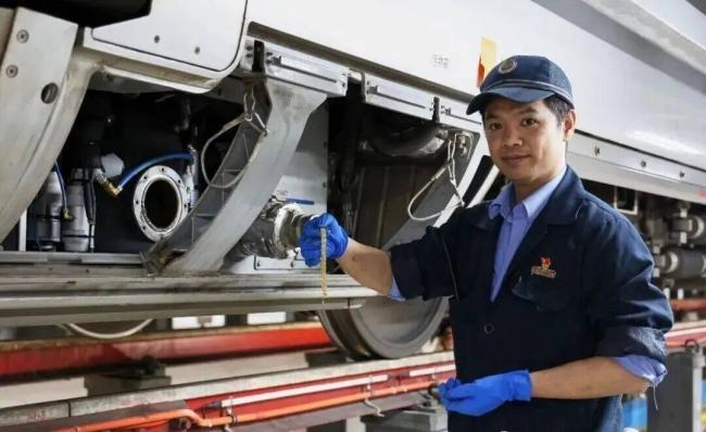 高铁集便器内徒手掏金链并不罕见 列车员紧急寻回