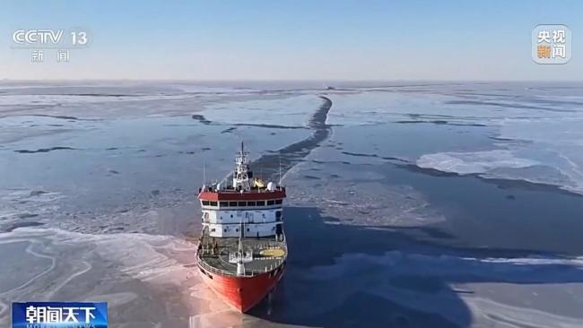 -20℃的辽东湾海面上 他们追着浮冰跑