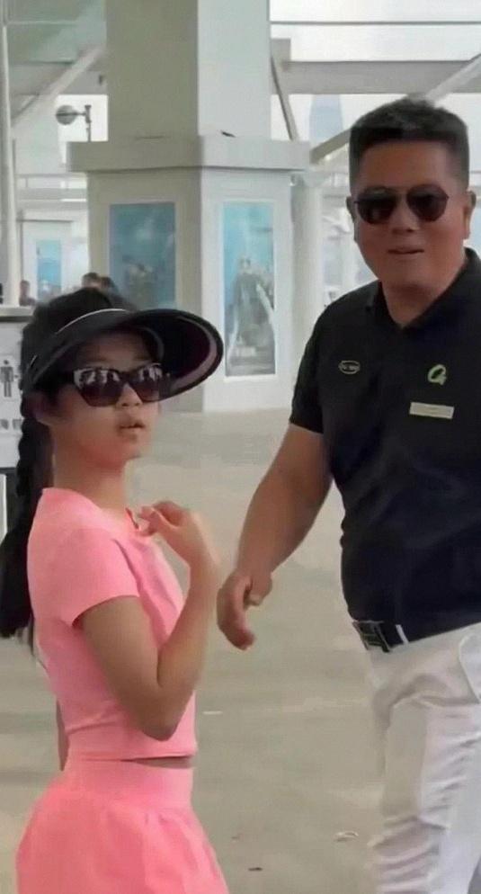 三亚偶遇章子怡一家 温馨家眷团建