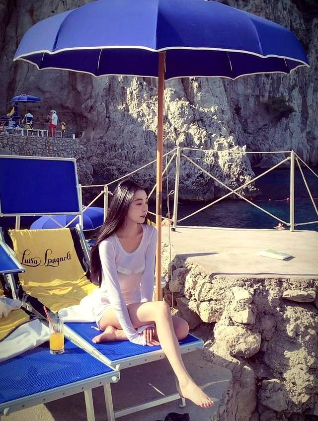 易梦玲晒比基尼照 顶级视觉资产展示