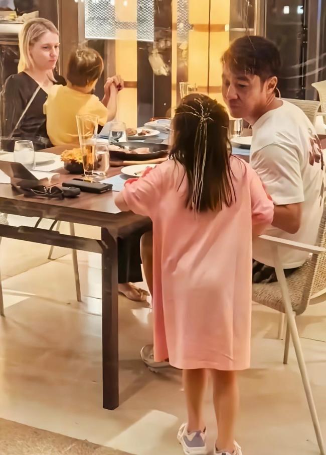 撒贝宁一家返京复工,配头李白长腿抢镜,儿女酷似姆妈超可人