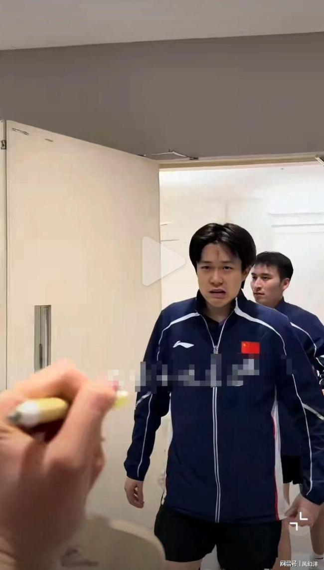 王楚钦紧急撤回一个签名!新加坡大满贯现场球迷太热情吓退大头 球迷热情高涨