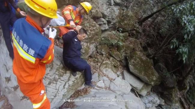 女子春节登山摔伤被困多方力量成功营救 三小时紧急搜救