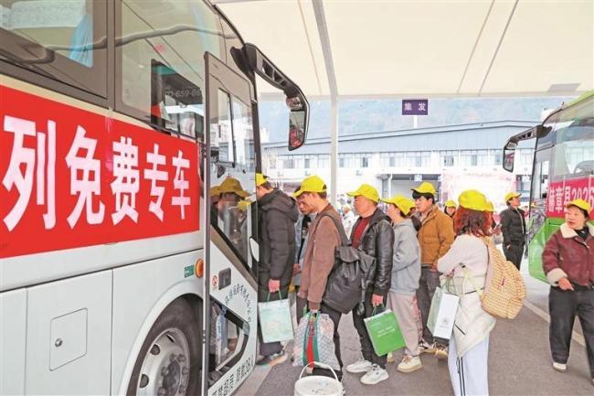 务工人员坐上免费专列返岗