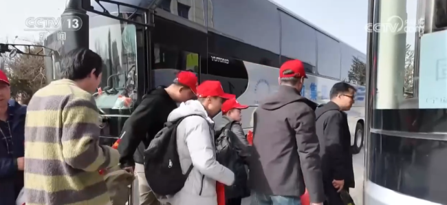 政府牵线搭桥助力务工人员“点对点”赴岗就业