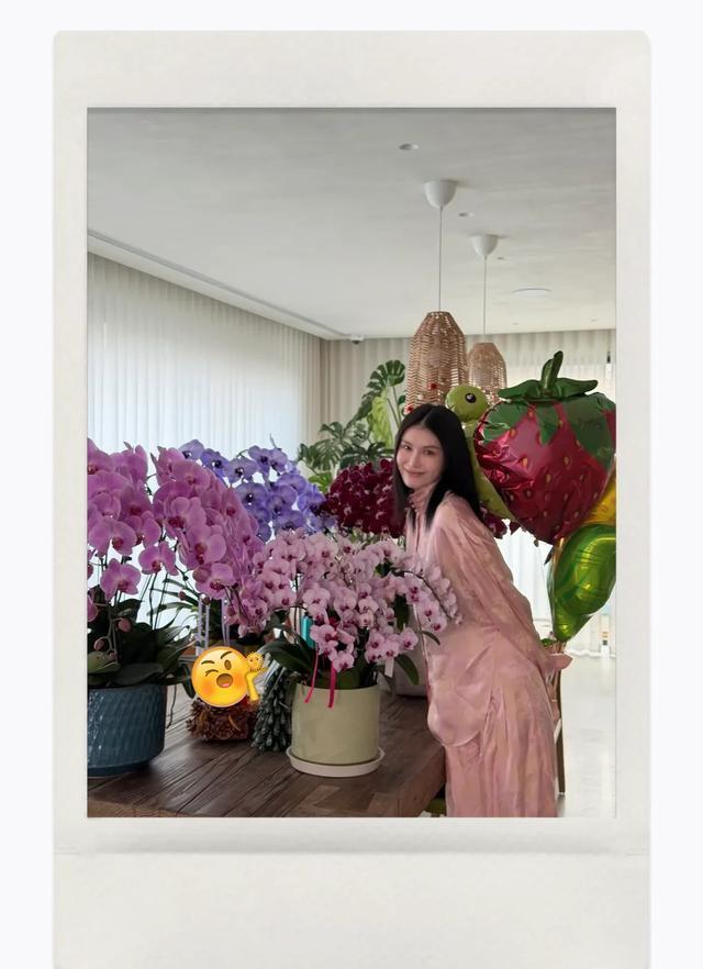 何穗陈伟霆留在北京过年,晒出别墅内景,满屋蝴蝶兰太有年味了 把日子过成顶配月子中心
