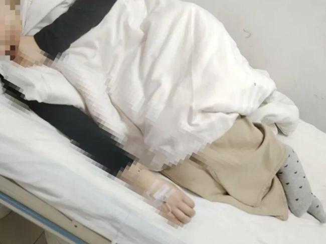 官方再通报夫妻打女孩事件 夫妻因电动车碰撞当街施暴