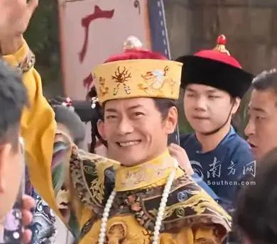 演员江华瘦成“纸片人” 网友担忧健康状况