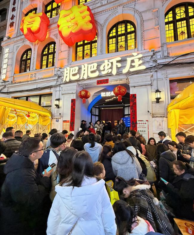 一线直击！春节排队王，竟是村头新开的蜜雪？