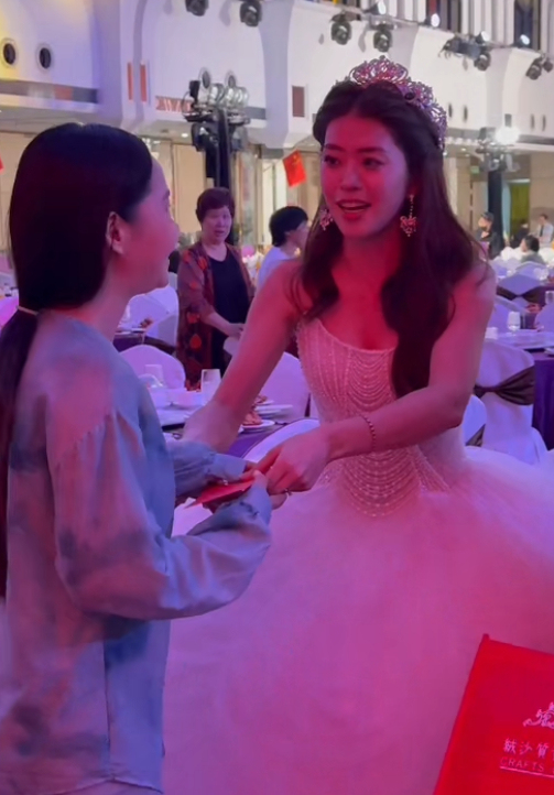 新郎说岳父退18.8万彩礼没提前彩排 现场感动众人