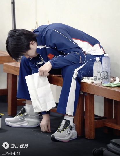 王楚钦耐心捡起地上掉落的点心碎屑 小事见教养