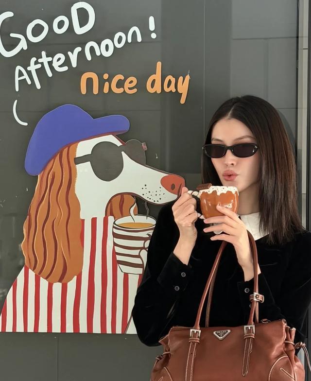 何穗陈伟霆留在北京过年,晒出别墅内景,满屋蝴蝶兰太有年味了 把日子过成顶配月子中心