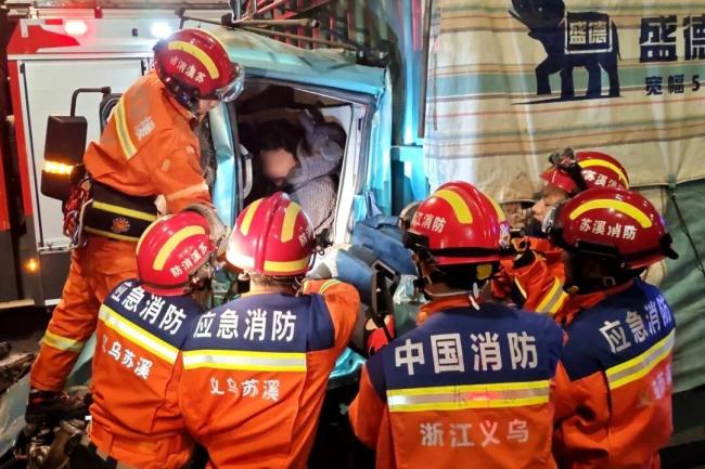 司机疲劳驾驶追尾半挂车 消防救援