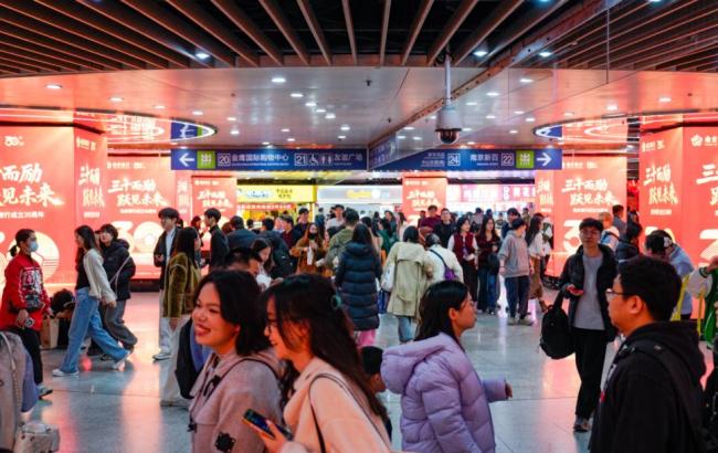 南京夫子庙景区春节游人如织 年轻游客纷至沓来