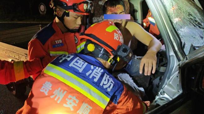 司机疲劳驾驶追尾半挂车 消防救援 紧急施救化解危机