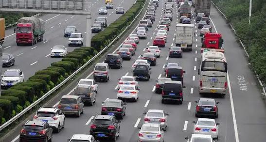 返程高峰广东清远交警实施借道通行 缓解春运拥堵压力