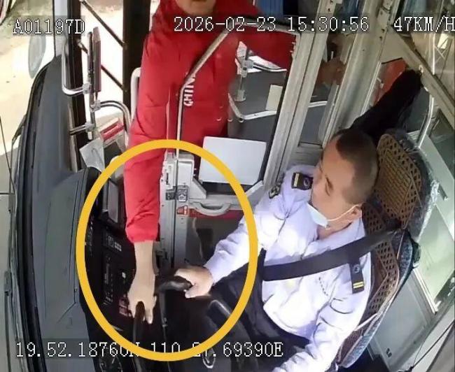 男子殴打公交司机警方介入 抢夺方向盘未遂