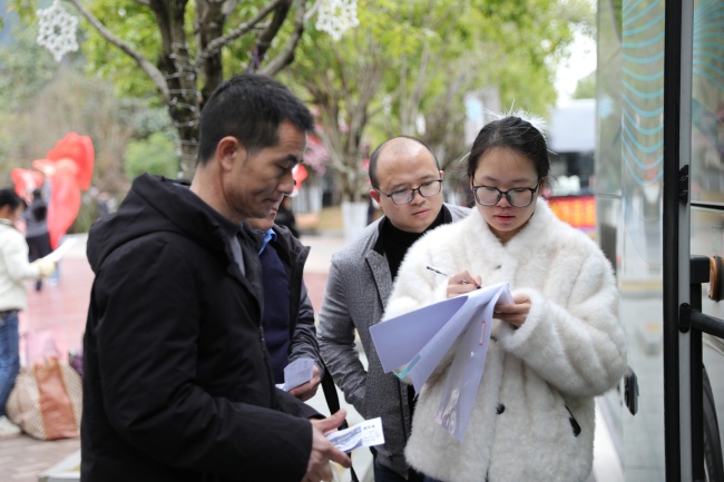 浙江象山派免费大巴接江西工友返岗 暖心服务助复工