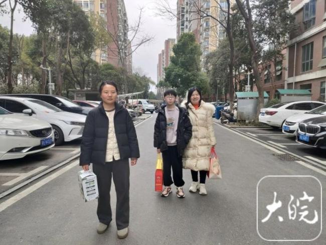 “女子的公公丈夫相继离世”后续 家人坚强面对未来