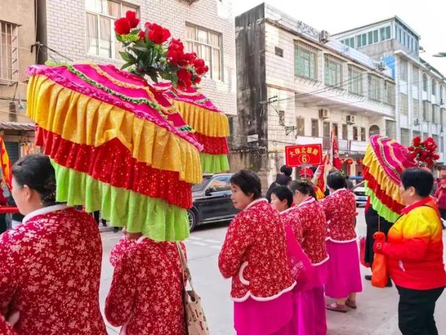 游神现场女子“变身”气场足 无名守护者护佑前行