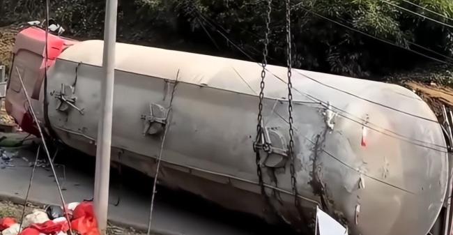 罐车倒滑冲下陡坡 司机跳车逃生