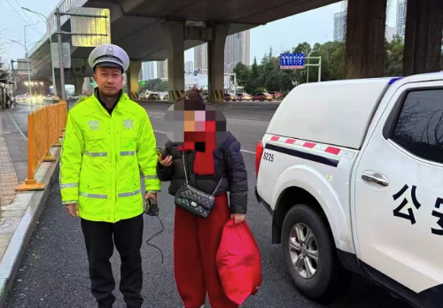 高速起争执竟将妻遗弃 武汉高速交警及时救助解危急