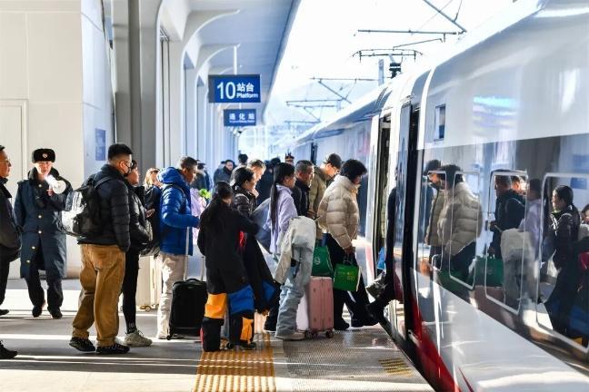 女孩坐高铁经过家门口拍下感人视频