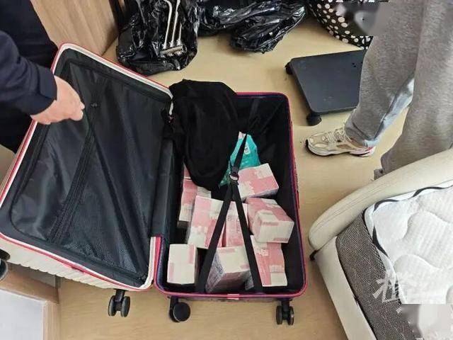 租客退房后留下100万道具币 虚惊一场的“巨款”